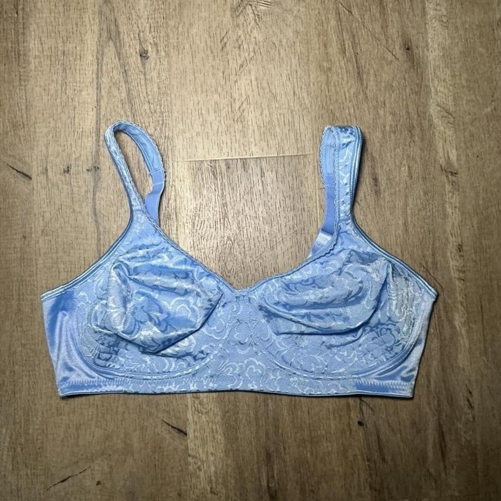 Blue lace balconette bra with adjustable straps and underwire. Size: 40C